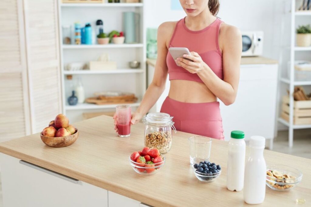 athlete eating before a workout

