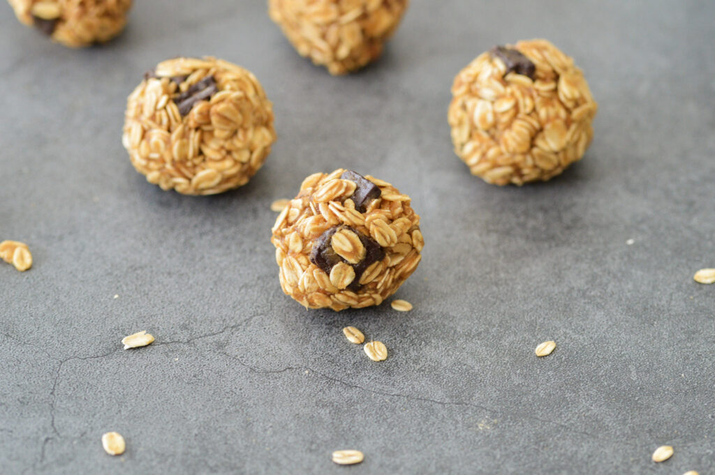 vegan energy ball recipe with oats, peanut butter and chocolate chips